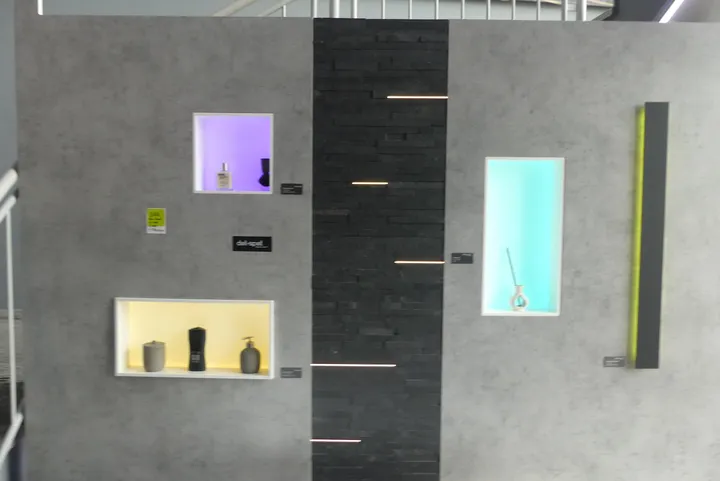 Show-Wand mit Inhalt Maße in cm ca. 265 x 233